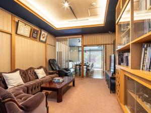 uma sala de estar com um sofá e uma mesa em Share Hotel 198 Beppu - Vacation STAY 53528v em Beppu