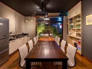 uma cozinha com uma longa mesa de madeira e cadeiras em Share Hotel 198 Beppu - Vacation STAY 53528v em Beppu