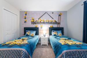 ein Schlafzimmer mit zwei Betten mit gelben Enten drauf in der Unterkunft Vibrant 6BR w Private Pool Grill by Disney in Davenport