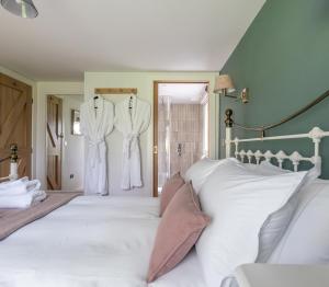 1 dormitorio con ropa blanca colgada en la pared en The Old Workshop, Corbridge, en Corbridge