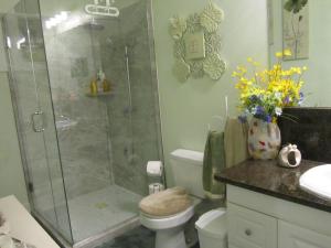 Bathroom sa Private small suite with private bathroom and parking on property