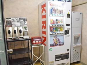 een verkoopautomaat in een winkel naast een koelkast bij Hotel Akaboshitei - Vacation STAY 49562v in Echizen