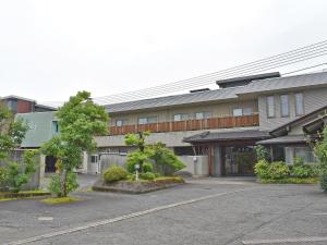um parque de estacionamento vazio em frente a um edifício em Hotel Akaboshitei - Vacation STAY 49562v em Echizen