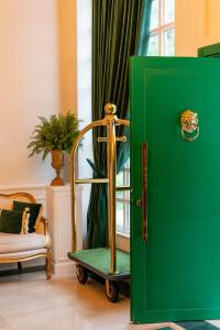 una porta verde con un carrello in una stanza di Villa do Vale Boutique Hotel a Blumenau
