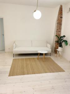 Posezení v ubytování Kallio Gem: Cozy flat in Helsinki’s Hippest Area