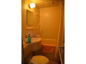 e bagno con lavandino, servizi igienici e vasca. di Hotel Montblanc Hakuba - Vacation STAY 49692v a Hakuba