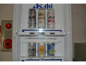 un frigorifero pieno di lattine di birra di Hotel Montblanc Hakuba - Vacation STAY 49692v a Hakuba