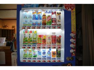 un frigorifero pieno di diversi tipi di bevande di Hotel Montblanc Hakuba - Vacation STAY 49692v a Hakuba