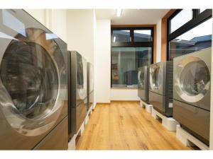 um quarto com três máquinas de lavar roupa em exposição em Kajitsu no mori - Vacation STAY 53784v em Ichinoseki