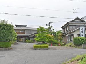 un aparcamiento vacío frente a un edificio en Hotel Akaboshitei - Vacation STAY 49519v en Echizen
