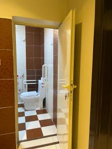 سما الخليج للشقق المخدومة في حفر الباطن: حمام مع مرحاض ومغسلة في الغرفة