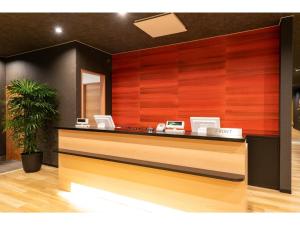recepción en un vestíbulo con paneles de madera en Kajitsu no mori - Vacation STAY 53781v, en Ichinoseki