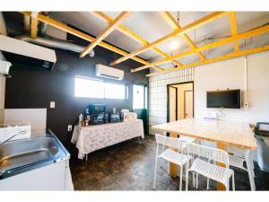 een keuken met een tafel en stoelen in een kamer bij ＨＯＴＥＬ ＰＡＧＯＤＡ - Vacation STAY 65048v in Nara