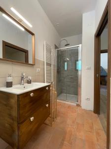 een badkamer met een wastafel en een douche bij Agriturismo Nonno Dante - Casa Moraiolo in Castiglion Fibocchi
