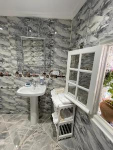 タンジェにあるCharming Cozy house kasbahの洗面台と窓のあるバスルーム