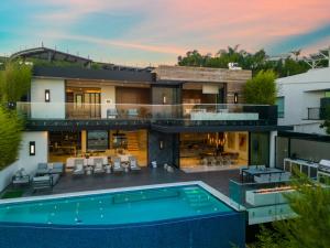una vista aérea de una casa con piscina en Sierra Mar, en Los Ángeles