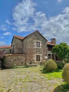 an old stone house with a stone yard at Casa rural osvilares in Santiago de Compostela