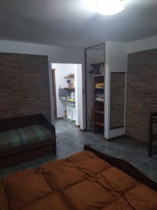 um quarto com uma cama e um espelho em La Residenza em Santa Ana