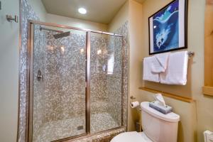 Ένα μπάνιο στο Mammoth Lakes Condo with Fireplace Near Skiing! +17 φωτογραφίες