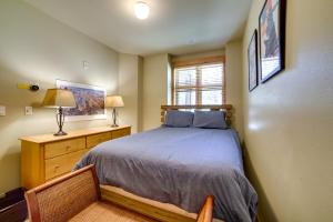 Ένα ή περισσότερα κρεβάτια σε δωμάτιο στο Mammoth Lakes Condo with Fireplace Near Skiing!