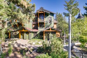 Κήπος έξω από το Mammoth Lakes Condo with Fireplace Near Skiing!