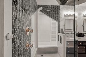 un bagno con doccia e lavandino di Broadway Luxe Loft a Siloam Springs
