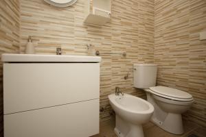 biała łazienka z toaletą i umywalką w obiekcie Charme&Design in Milano w Mediolanie