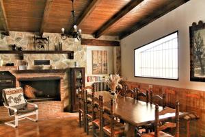 a dining room with a table and a fireplace at Casa Rural Torre del Homenaje in Belmonte