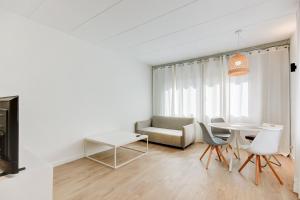 sala de estar con mesa, sillas y sofá en Barcelona Beach Vibes, en Sant Adrià de Besòs