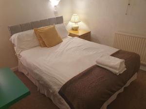 1 cama blanca grande con 2 almohadas en Ababeel Hotel en Birmingham