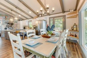 uma cozinha e sala de jantar com mesa e cadeiras em Lakefront Hayesville Retreat with Private Swim Dock em Hayesville