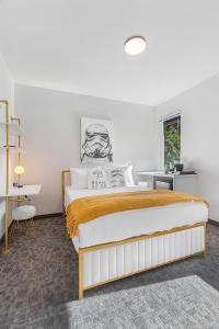 a bedroom with a large bed and a desk at Luke's Jedi Meditation Chamber in Seattle