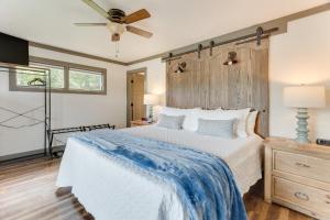 um quarto com uma cama e uma ventoinha de tecto em Lakefront Hayesville Retreat with Private Swim Dock em Hayesville