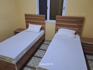 two beds in a small room with twothirdsessions at VILLE FRANCE PATOIS in Thiès