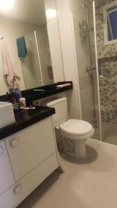 een badkamer met een wit toilet en een douche bij Campo dos Lirios in Curitiba