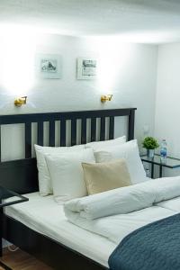 een slaapkamer met een groot bed met witte kussens bij Cosy Corner - Entire Apartment near Oktogon in Boedapest