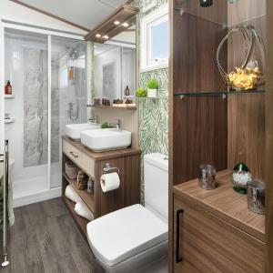 La salle de bains est pourvue de toilettes, d'un lavabo et d'une douche. dans l'établissement Beachwood 21, à Camber