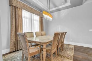 uma sala de jantar com uma mesa de madeira e cadeiras em Vancouver West Cozy Retreat by Host Launch em Vancouver