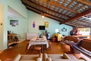uma sala de estar com uma mesa e cadeiras e um sofá em HOSTEL DIKASA em Cuiabá