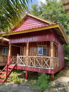 une petite maison avec un toit rouge dans l'établissement Blondies Koh Rong Villa, à Koh Rong