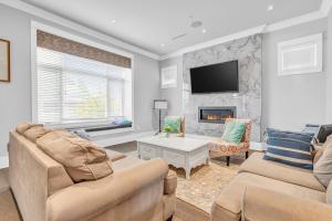uma sala de estar com dois sofás e uma lareira em Vancouver West Cozy Retreat by Host Launch em Vancouver