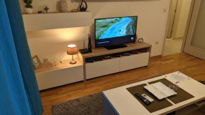 TV a/nebo společenská místnost v ubytování Guest House Mikeli (BESPL. DORUCAK)-(FREE BREAKFAST)