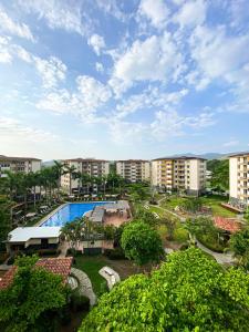 ハコにあるCosta Linda walking distance to the beachのスイミングプール付きのリゾートで、一部の建物を利用できます。