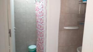 a bathroom with a shower with a pink shower curtain at Lo de Teresa P/5! in Malargüe