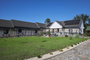 uma casa com painéis solares no telhado em Cigándi Családi Panzió em Cigánd