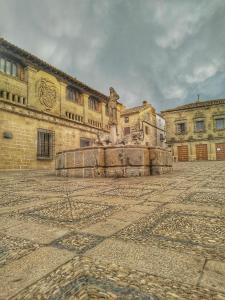 a building with a fountain in the middle of a courtyard at VFT Puerta de Córdoba in Baeza