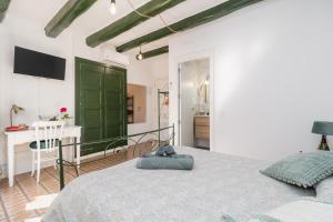 una camera da letto con un grande letto con una porta verde di La Casa Vella EL BEDORC a Piera