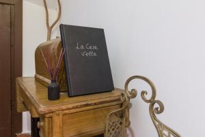 ein Buch auf einem Holztisch in der Unterkunft La Casa Vella EL BEDORC in Piera