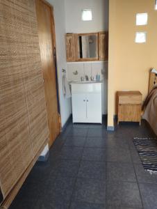 Habitación con baño con lavabo y barra. en El naranjo en Mendoza