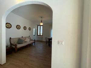 an archway leading into a living room with a couch at Agriturismo Nonno Dante - Casa Leccino in Castiglion Fibocchi